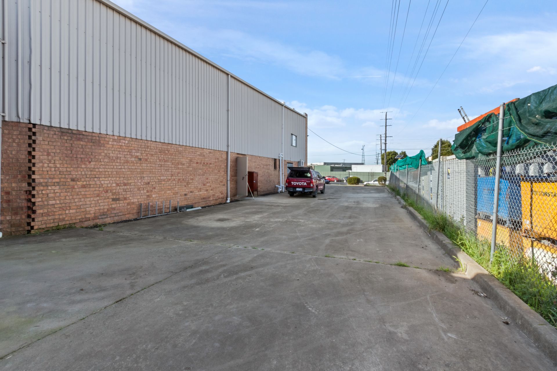 WAREHOUSE with HARDSTAND