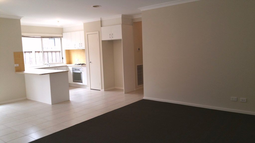 MODERN 3 BEDROOM HOME IN AURORA ESTATE..