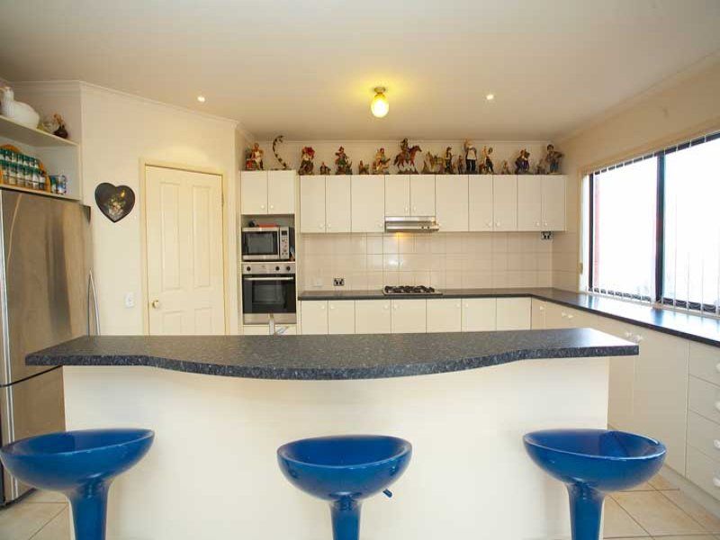 15 Netherton Place, Caroline Springs - Thumbnail 3