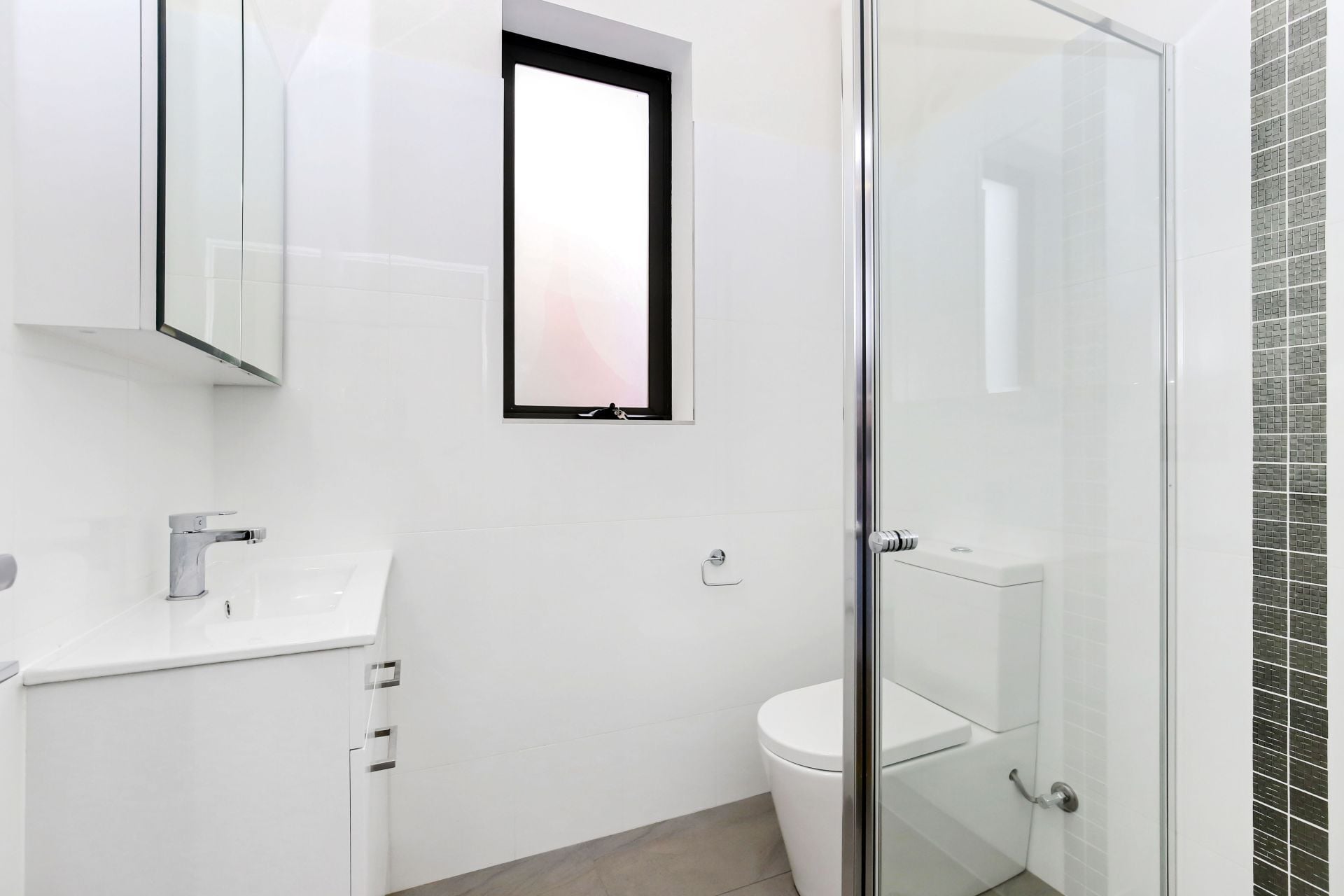 Central Two Bedroom Apartment (INCLUDES ELECTRICITY & WATER)