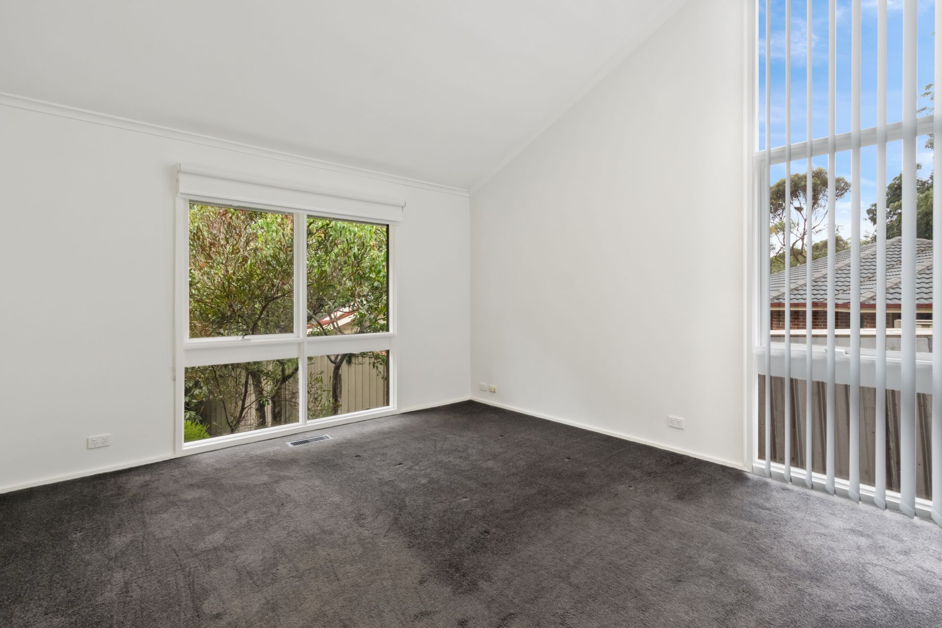 Stunning Renovated 3-Bedroom House with Bungalow in Montmorency
