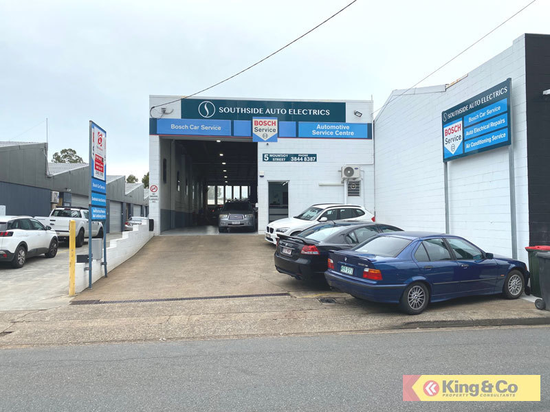 CITY FRINGE FREESTANDER