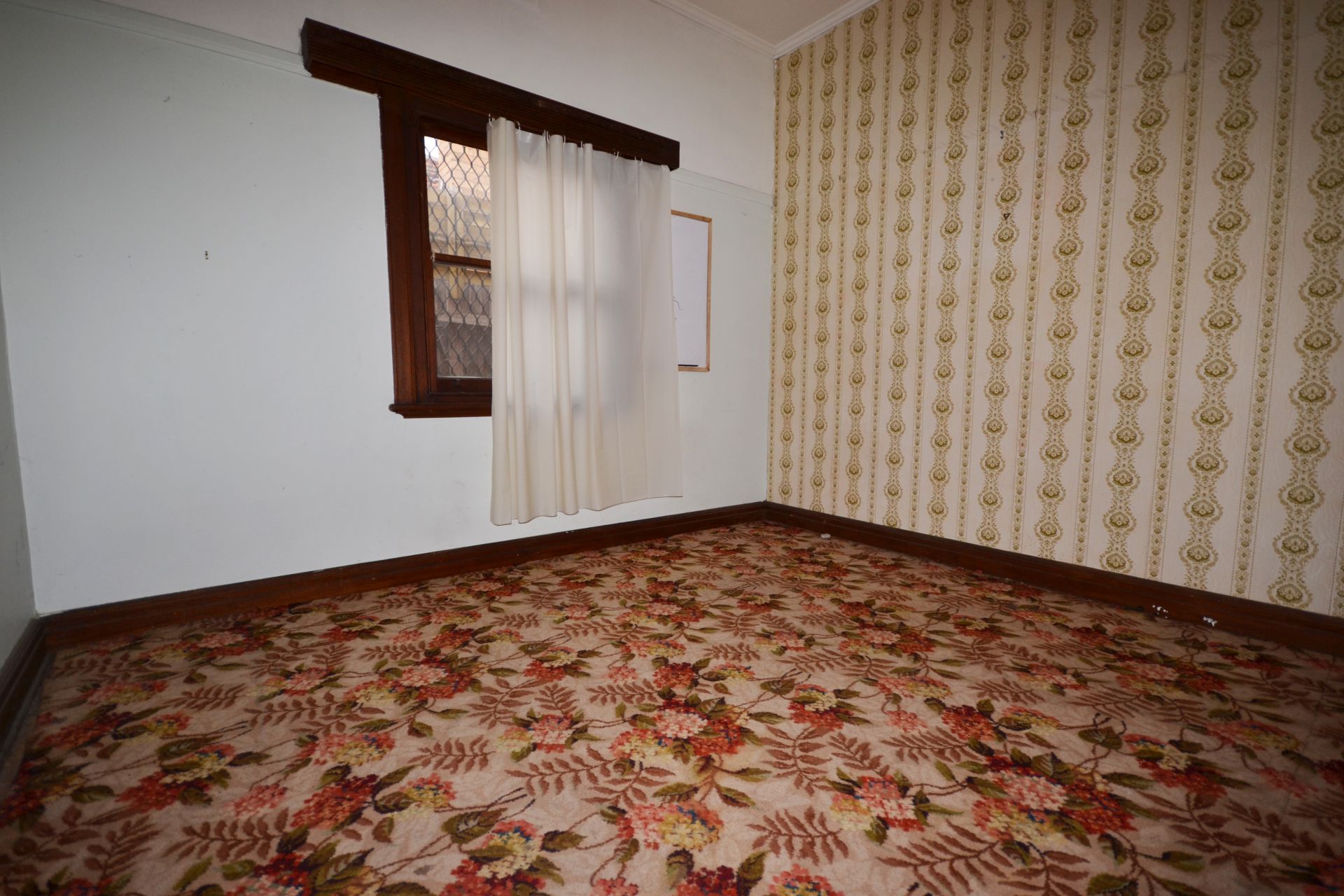 ORIGINAL HOME IN A GREAT LOCATION
