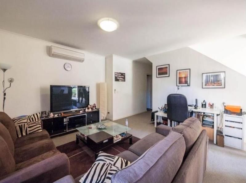 Cozy Townhouse in a Trendy Location!