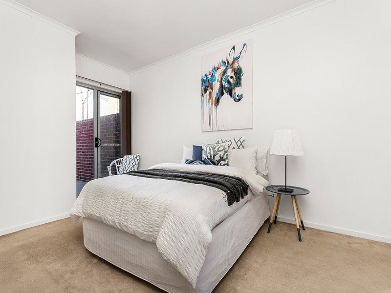 MODERN ELEGANCE WITH A WARM, INVITING AMBIANCE