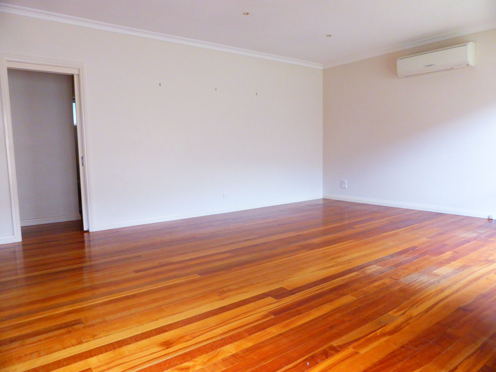 Updated Villa Style Unit - Very Spacious!