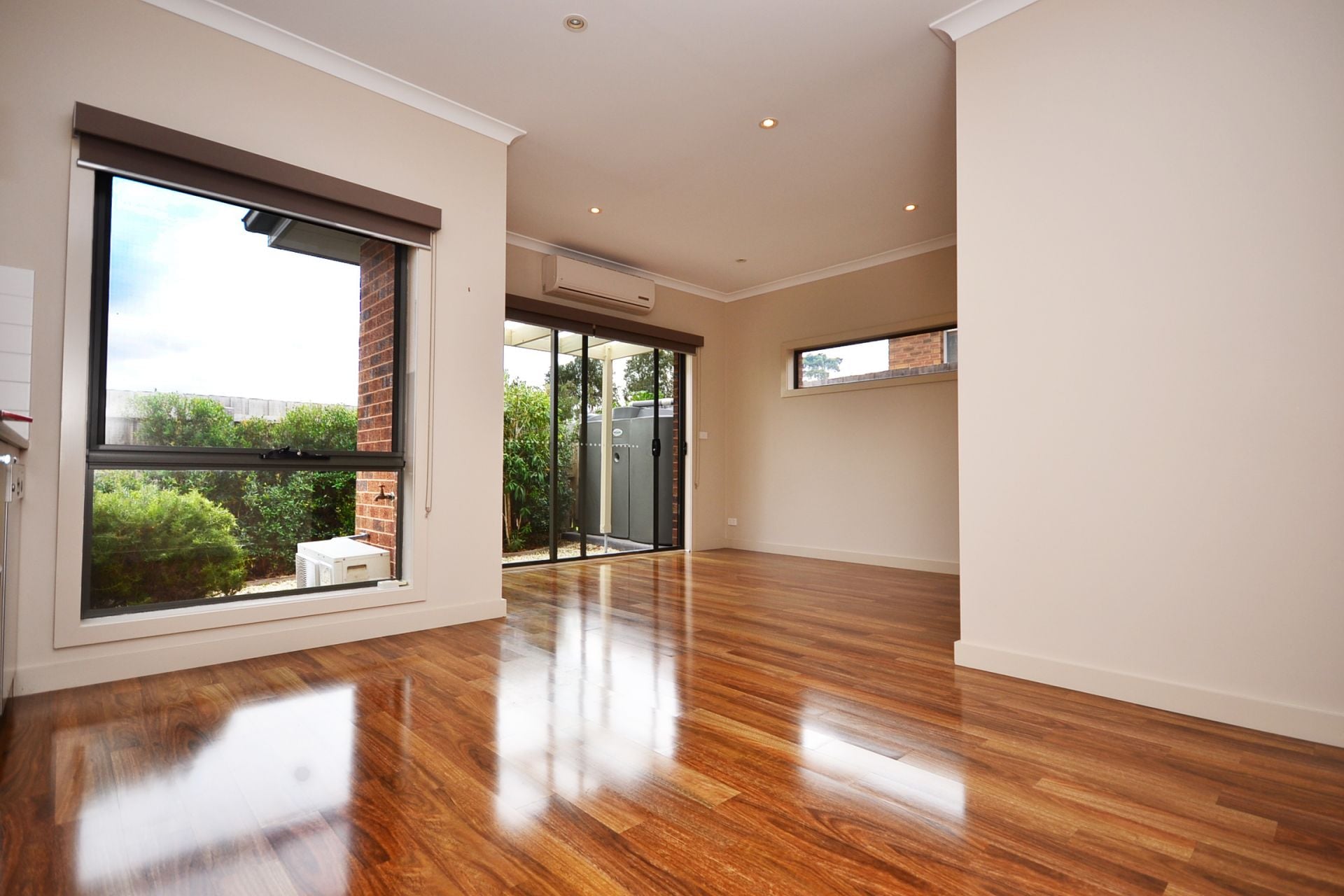 MODERN ELEGANCE WITH A WARM, INVITING AMBIANCE
