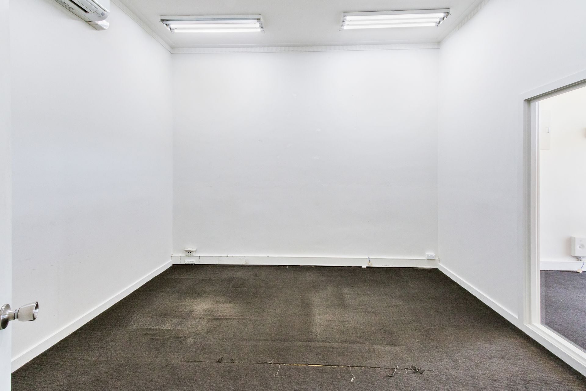VERSATILE OFFICE SPACE