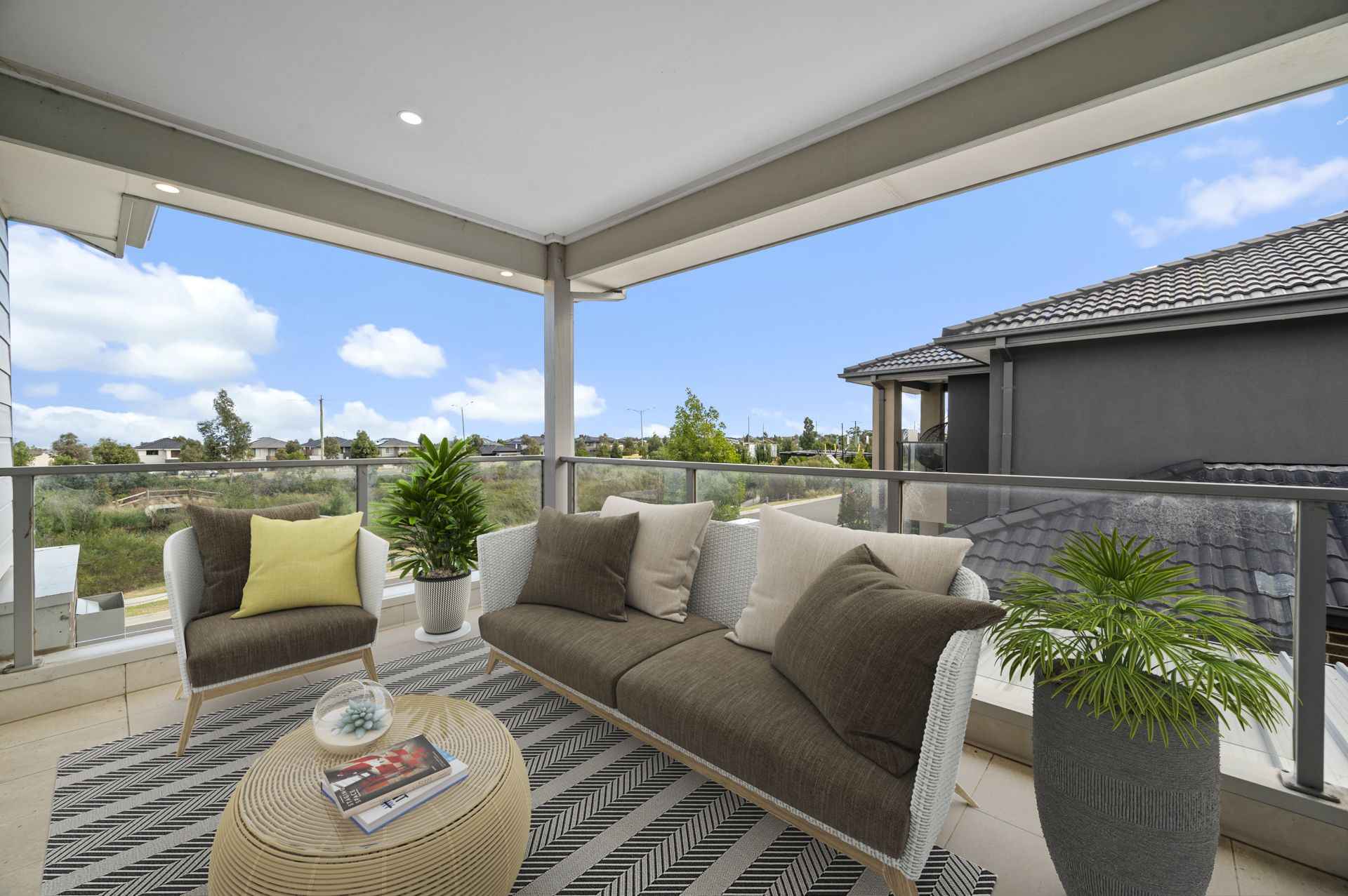 FULLY FURNISHED EX DISPLAY FAMILY HOME