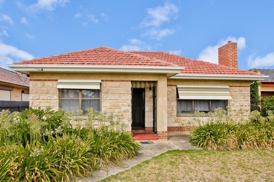 OPPORTUNITY KNOCKS WITH THIS CUTE STONE FRONTED 2 BEDROOM HOME WITH BIG YARD & BIG FUTURE!