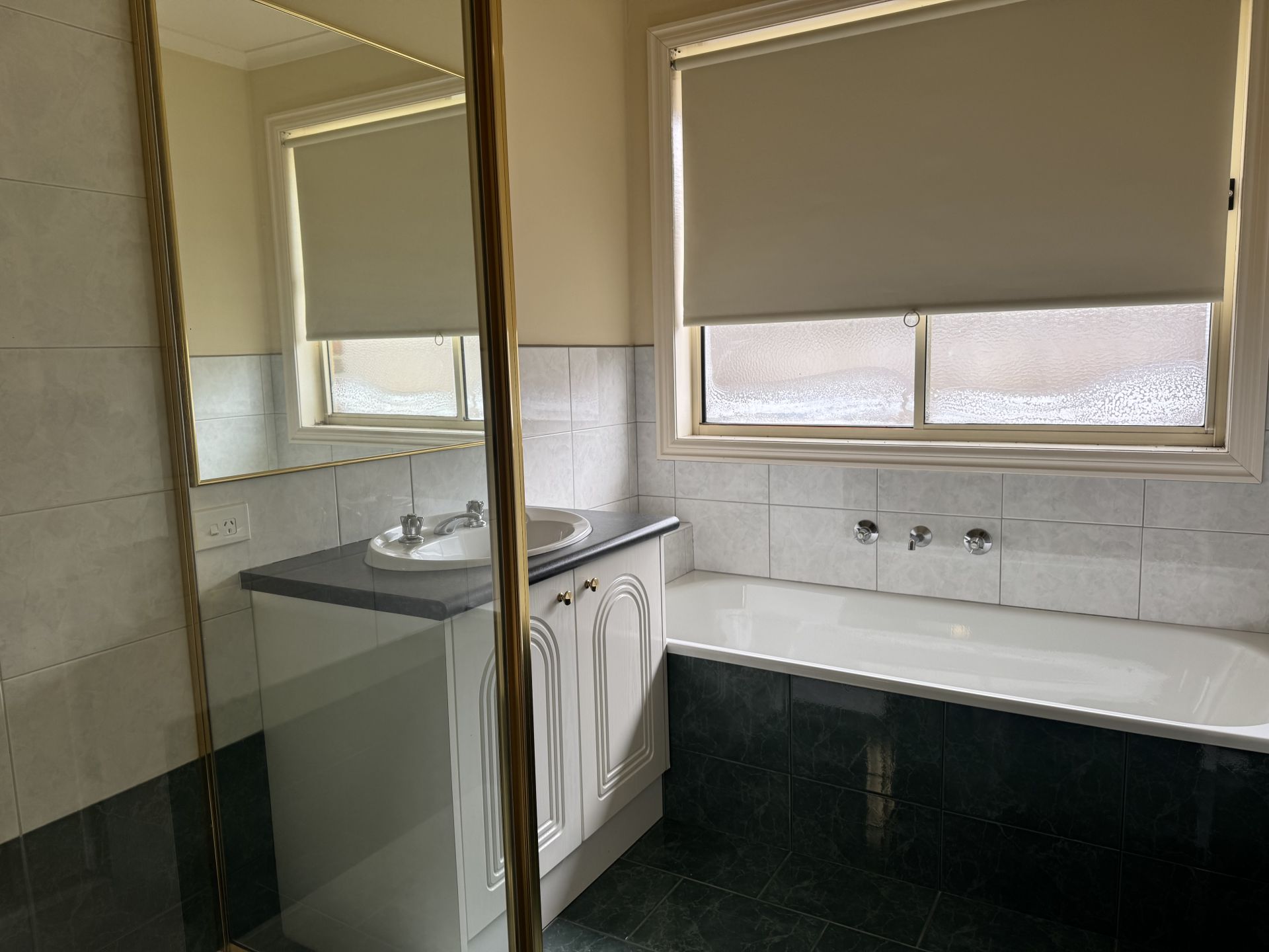 IDEALLY LOCATED CLOSE TO SHOPS & TRANSPORT!