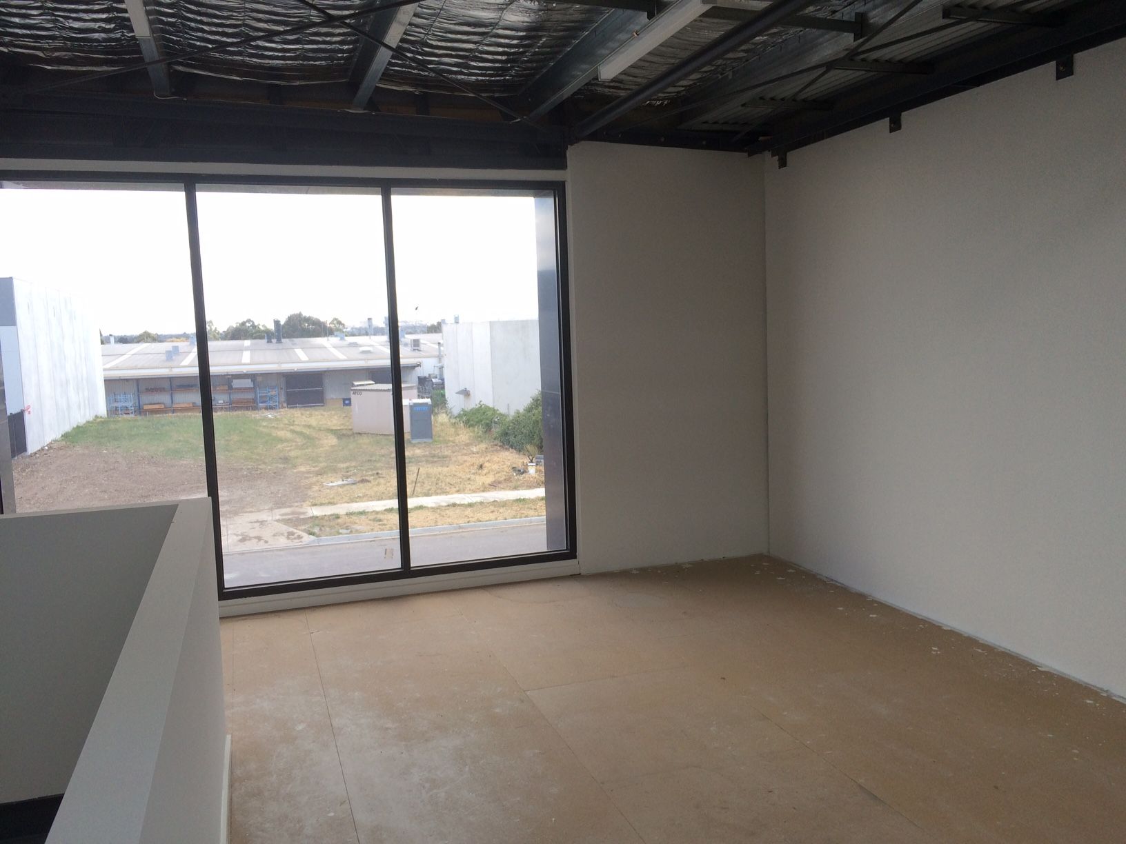 BRAND NEW LIGHT AND BRIGHT 375SQM OFFICE/WAREHOUSE