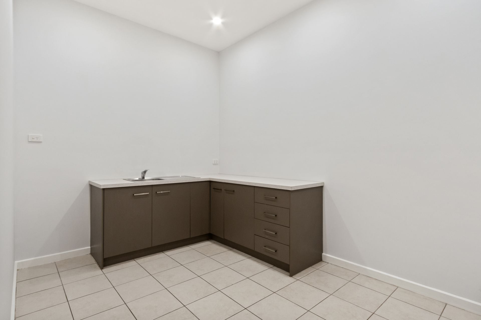 OFFICE/WAREHOUSE IN SOUGHT AFTER LOCATION