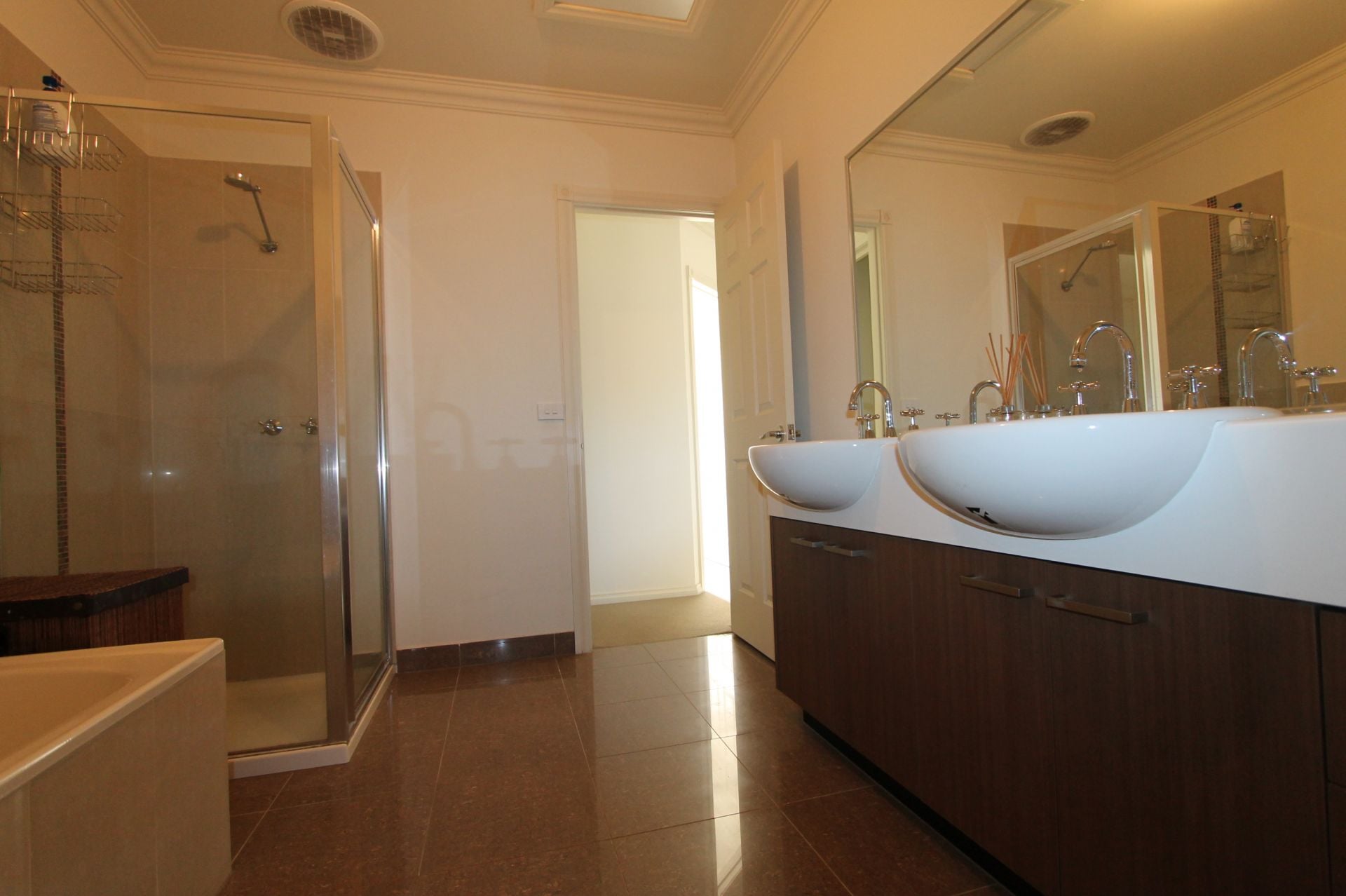 IMPECCABLE TOWNHOUSE SET AMONGST LUSH STUNNING GREENERY!!!