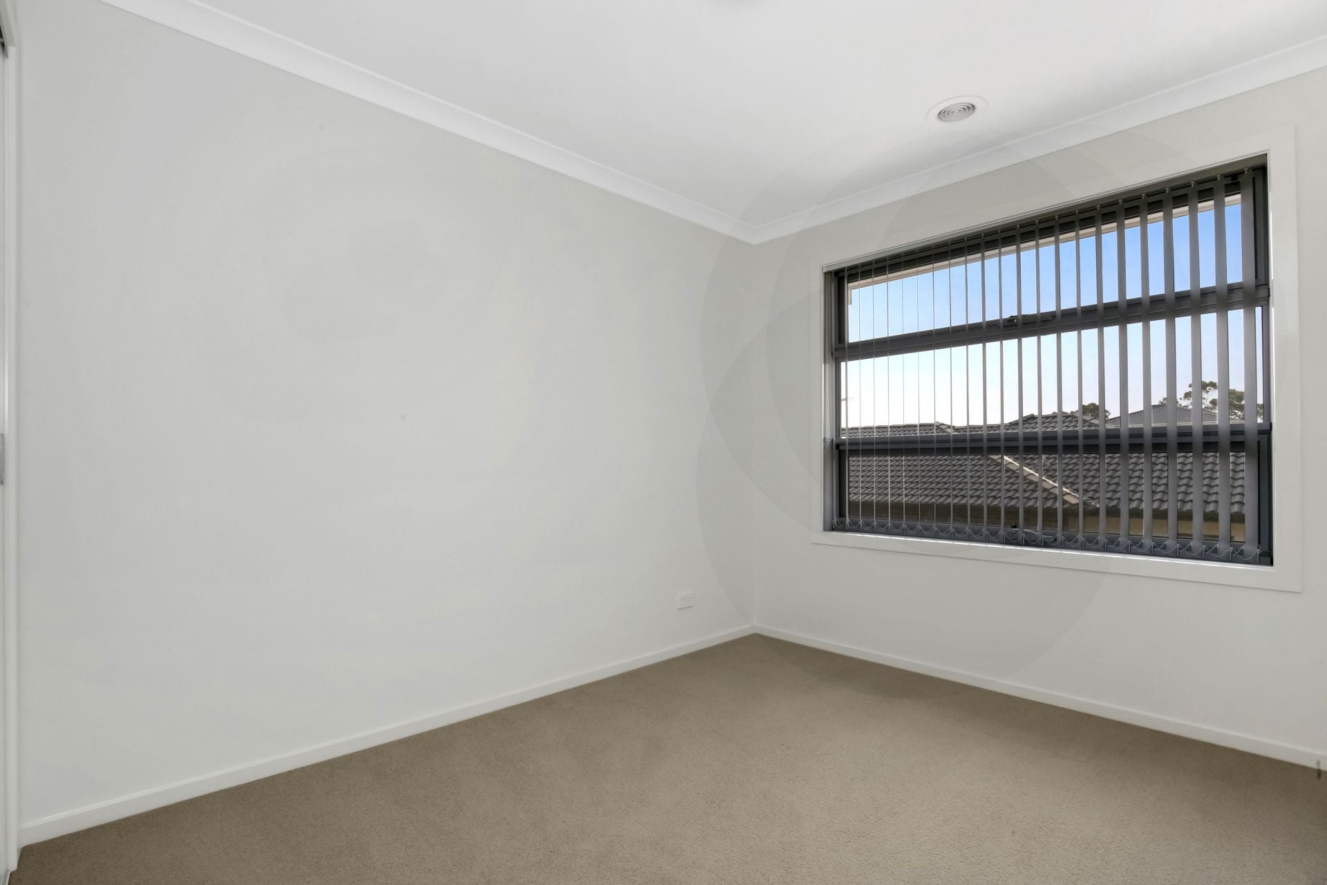 MODERN TOWNHOUSE WELL LOCATED
