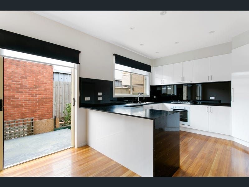 Modern low maintenance townhouse !