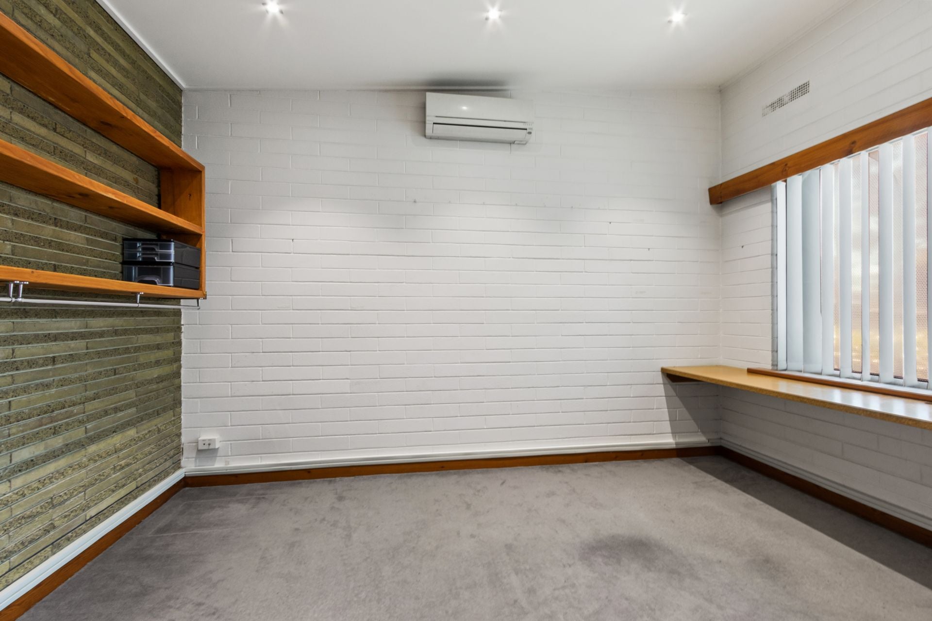 Perfect Blend of Office, Warehouse and Yard!