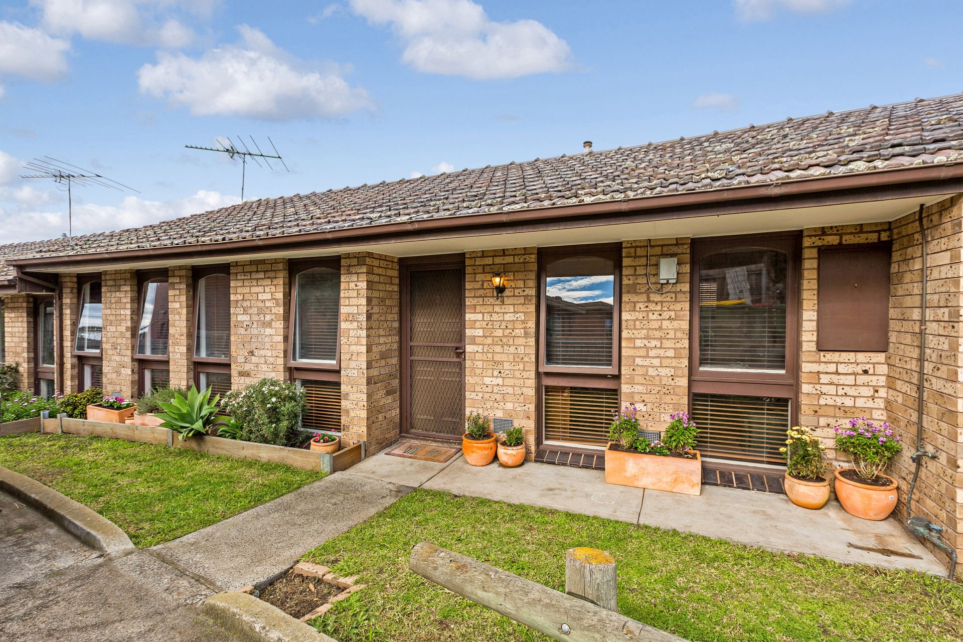2/10 Hatfield Court, West Footscray - Thumbnail 2