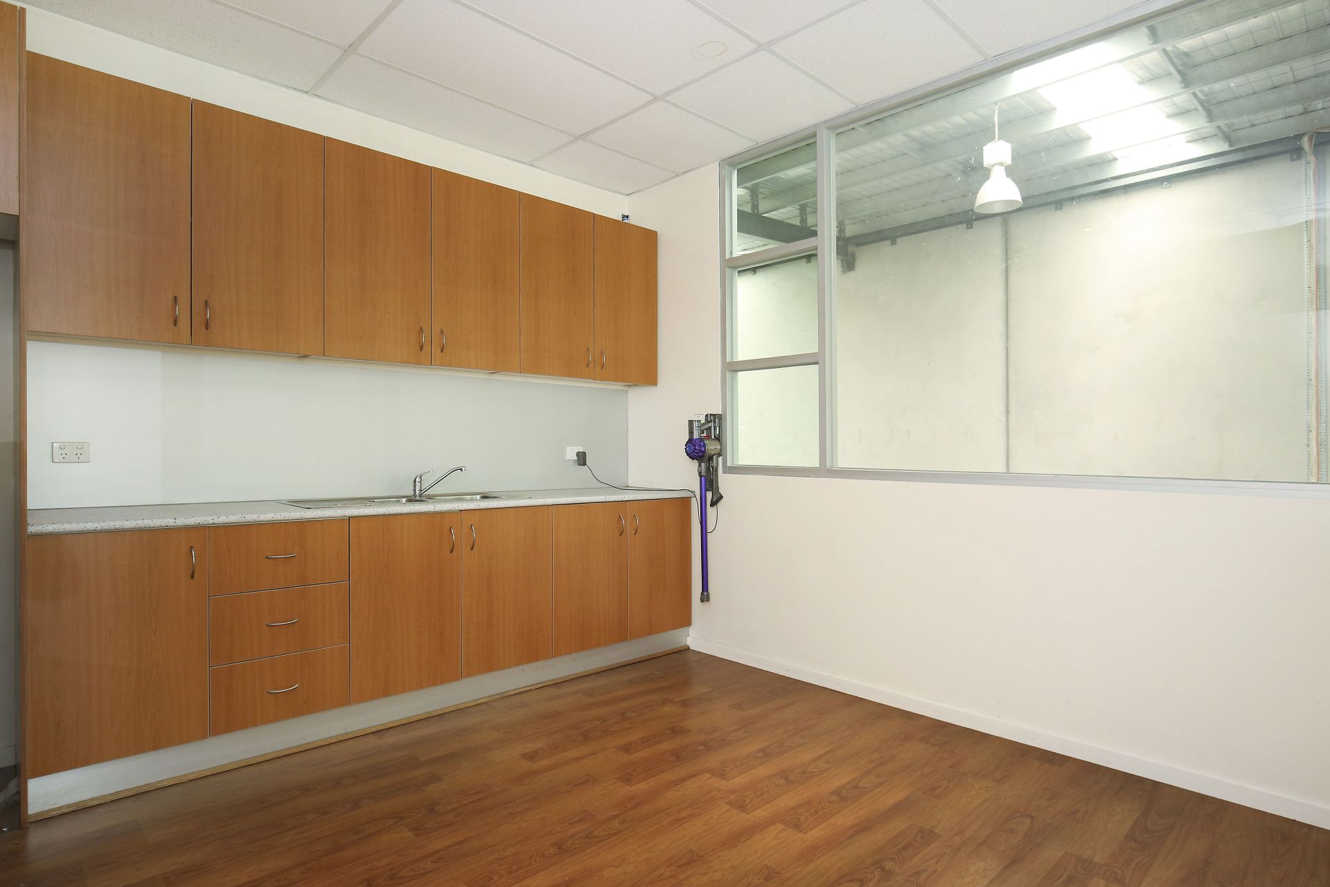 OFFICE/WAREHOUSE WITH MODERN LOOKS