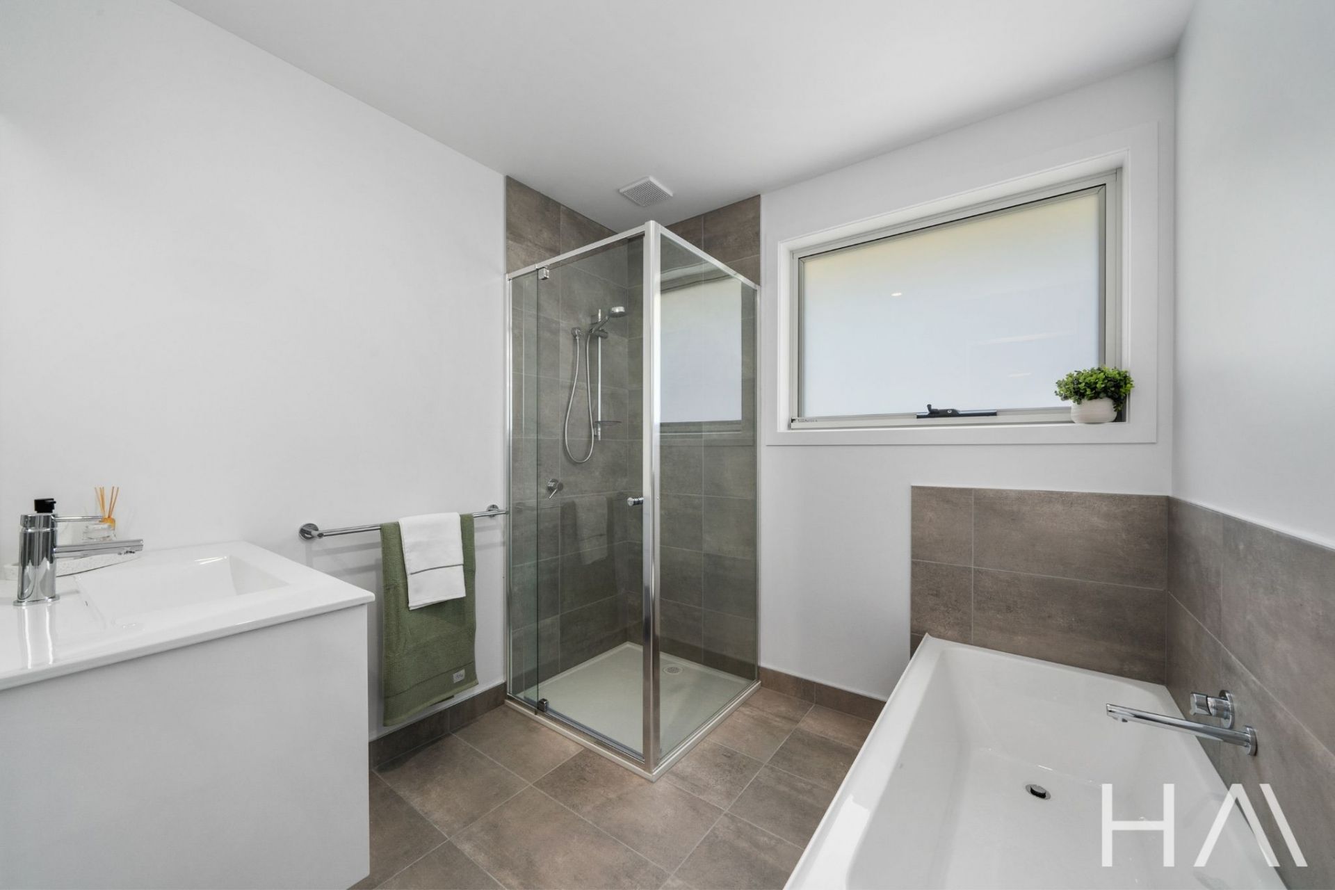 2/8 Kenbrae Avenue Glenorchy, Glenorchy - Thumbnail 4