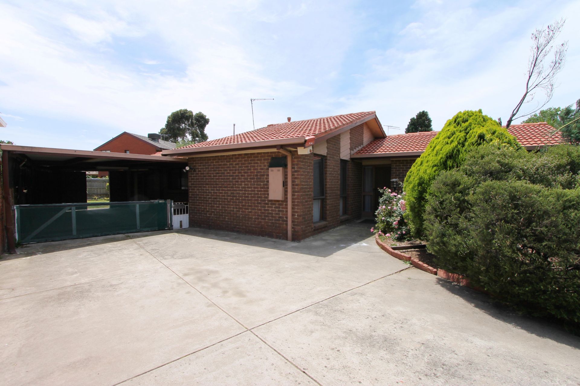 PERFECTLY LOCATED FAMILY HOME