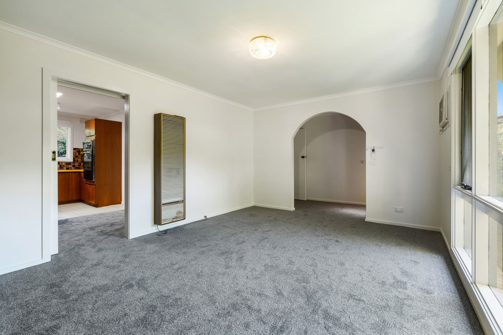 Light-Filled & Spacious 2-Bedroom Unit in Prime Rosanna Location!