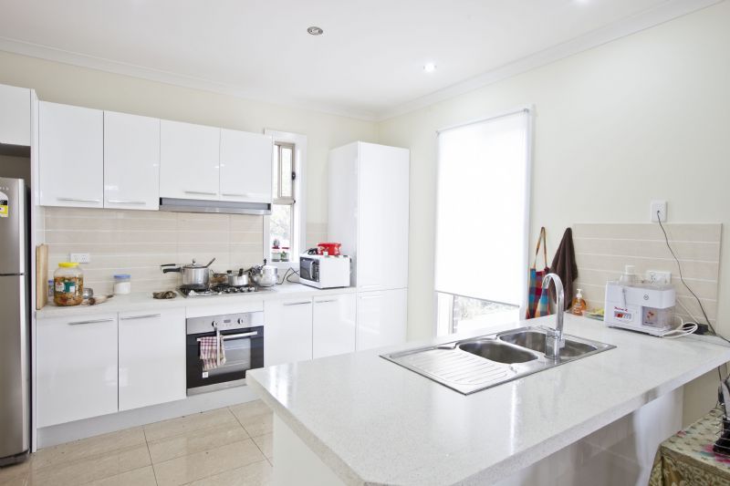 2/10 Hampton Parade, West Footscray - Thumbnail 3