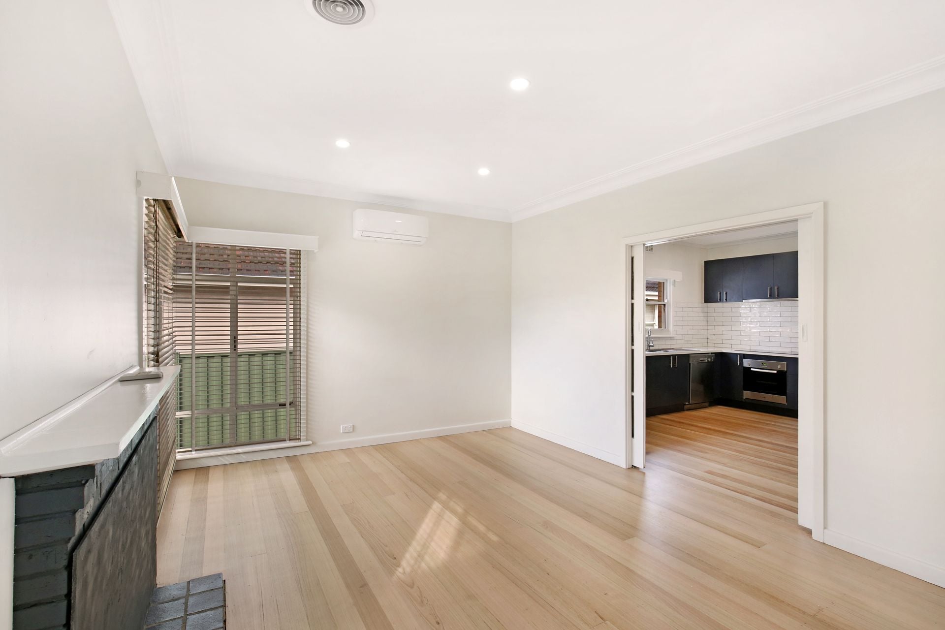 UNDER OFFER!!!!