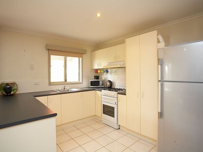 1 Kim Court, Seabrook - Thumbnail 3