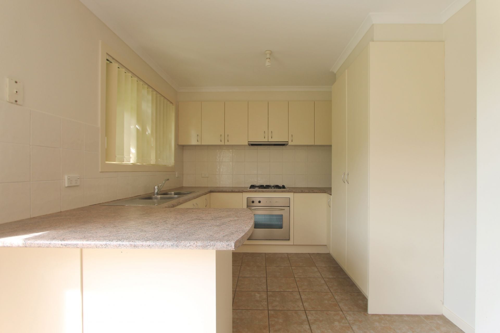 MODERN  TOWNHOUSE AT THE RIGHT PRICE
