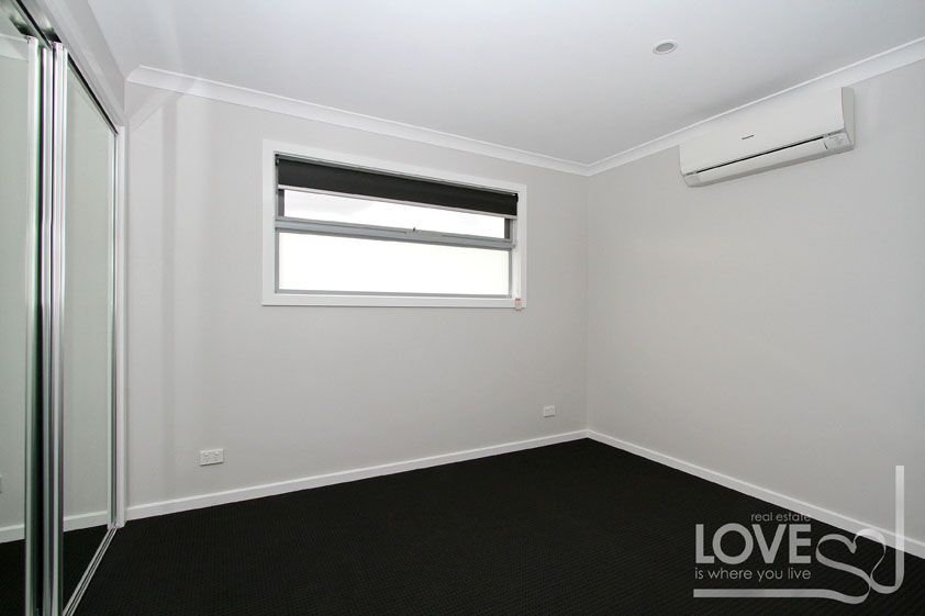 2 bedroom + study, 2 minutes from shops and trains