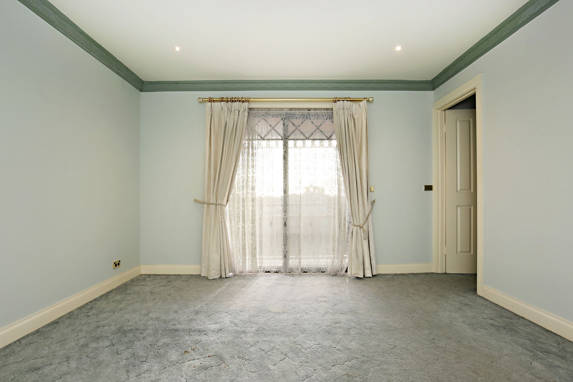 SPACIOUS FAMILY HOME!