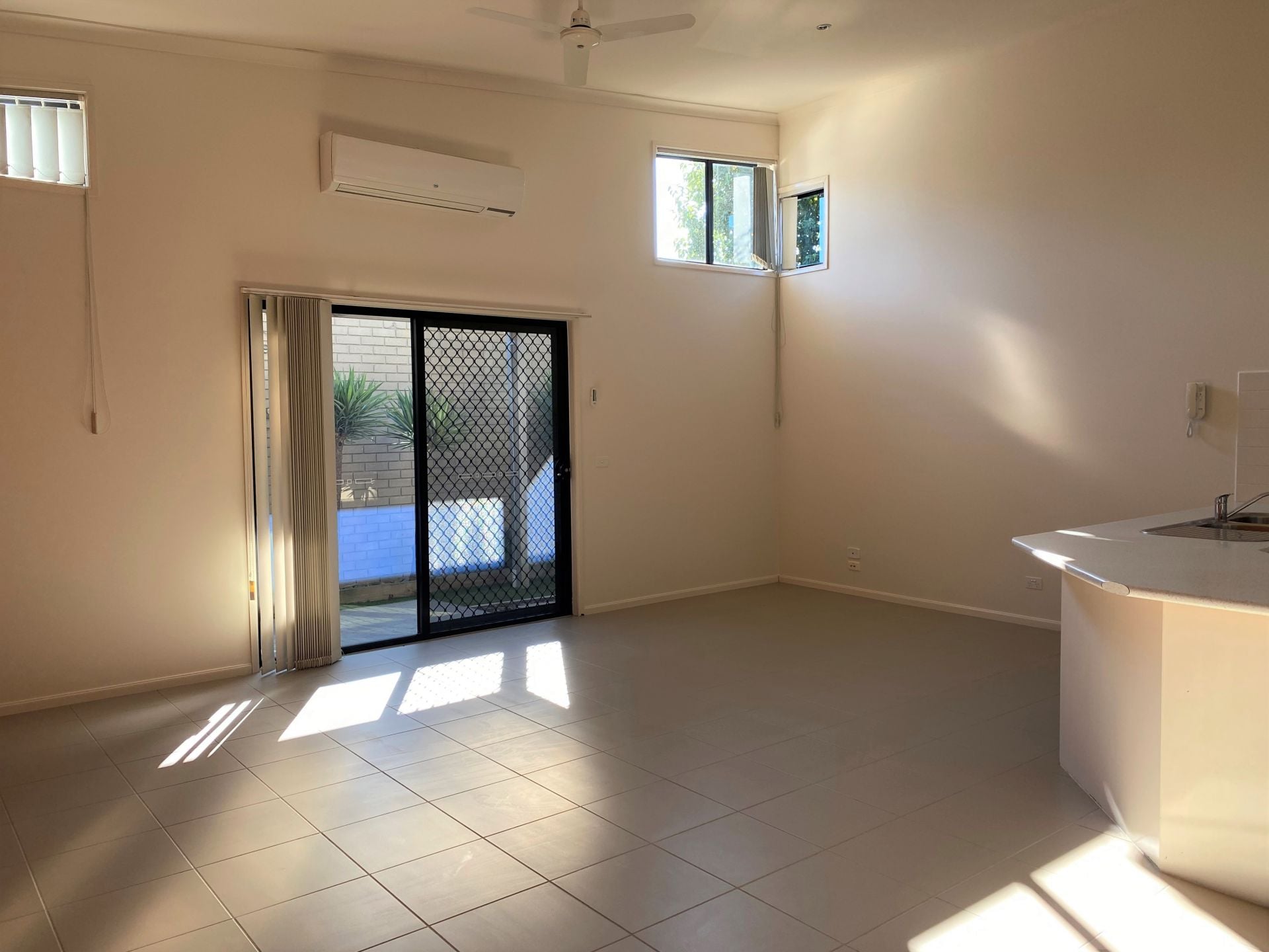 MODERN UNIT CLOSE TO ALL CRAIGIEBURN HAS TO OFFER!