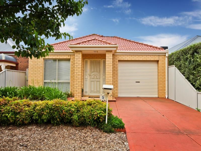 5 Blenheim Way, Caroline Springs - Thumbnail 2