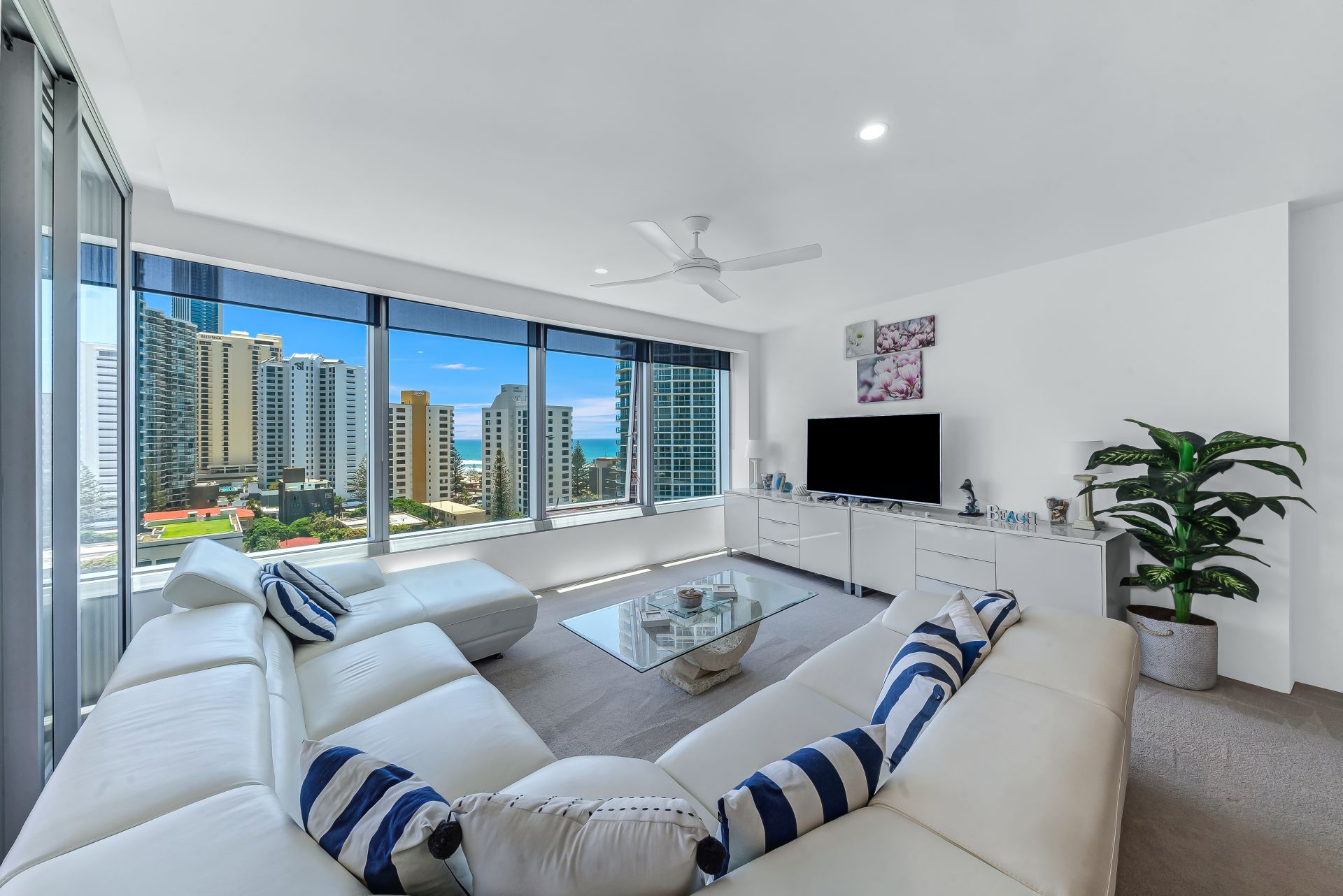 1001/9 Hamilton Avenue, Surfers Paradise - Thumbnail 2