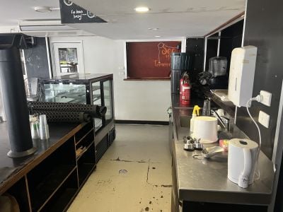 PROMINENTLY LOCATED INDUSTRIAL WITH FULLY FITTED CAFE!