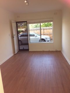 Refurbished Two Bedroom Apartment In Convenient Location