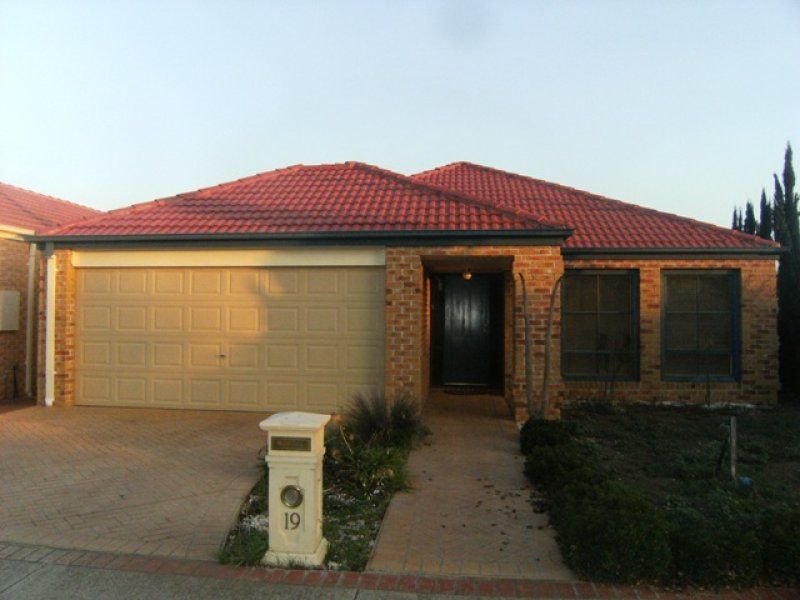 19 Barn Elms Parade, Caroline Springs - Thumbnail 2