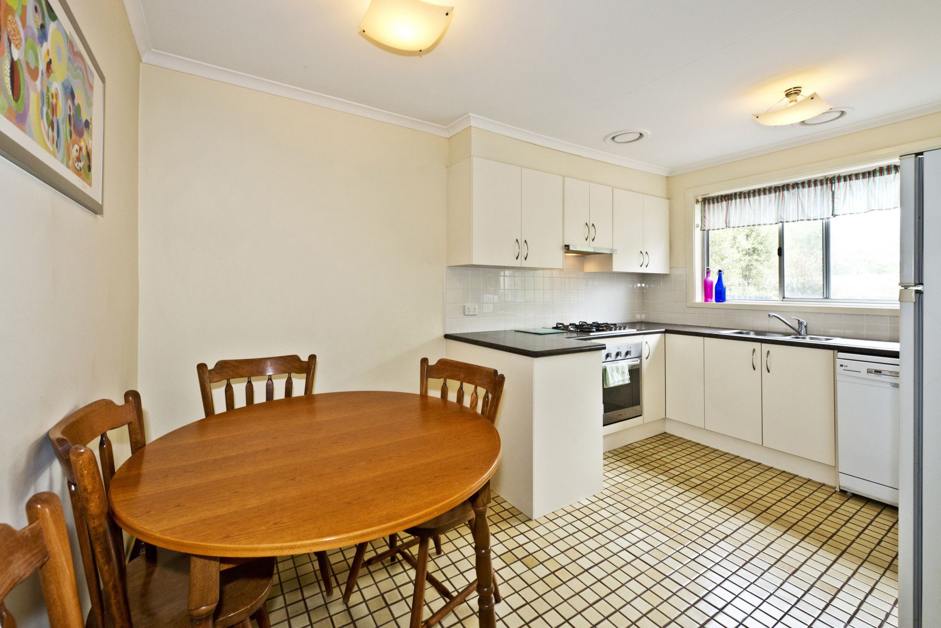 **Great location! Three bedrooms ready for lease