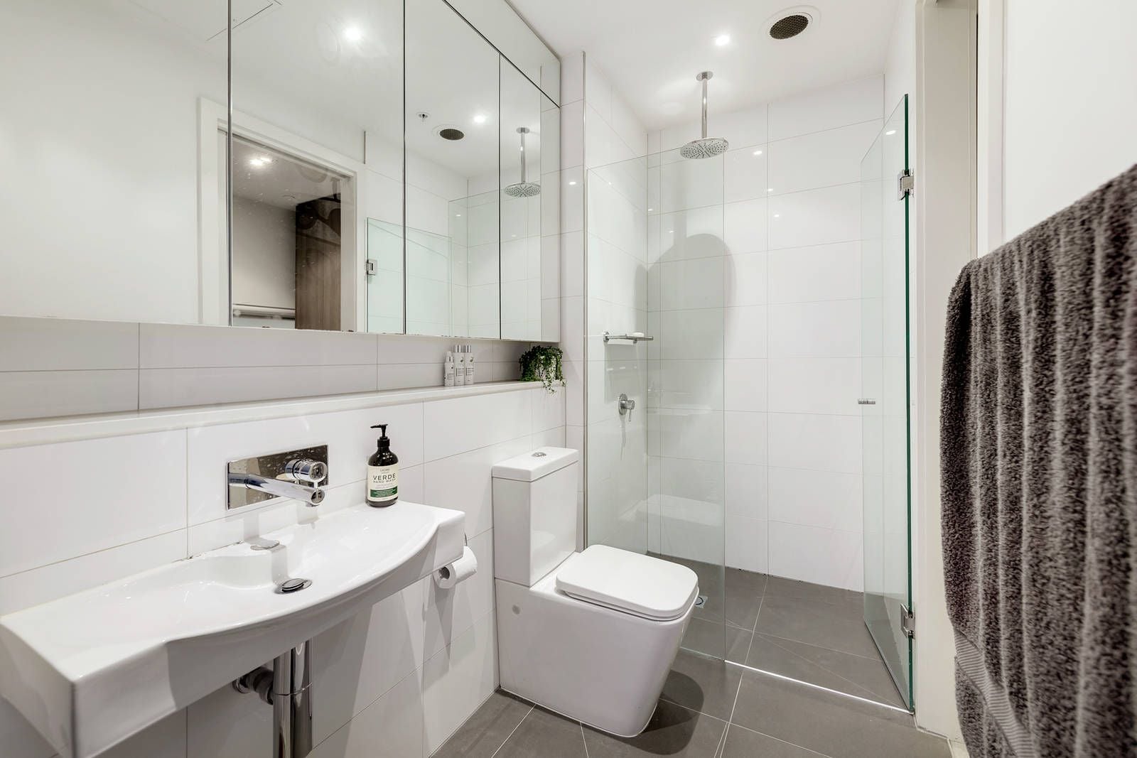 BOUTIQUE LIVING - SPACIOUS ONE BEDROOM PLUS STUDY
