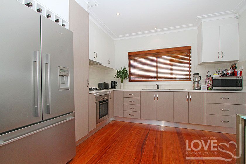 MODERN, PERFECTLY PRESENTED AND CENTRALLY LOCATED
