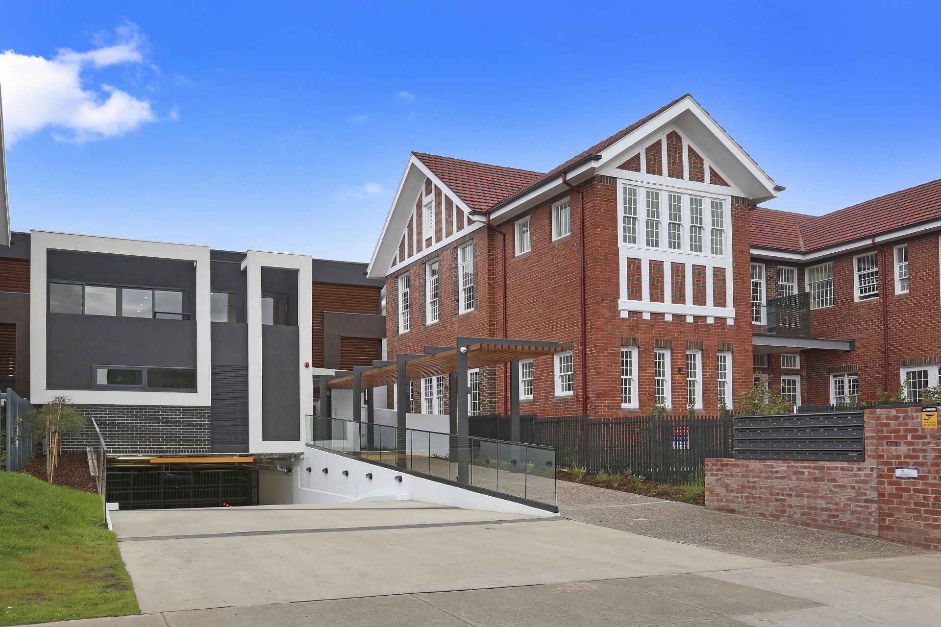 DESIGNER TOWNHOUSE!