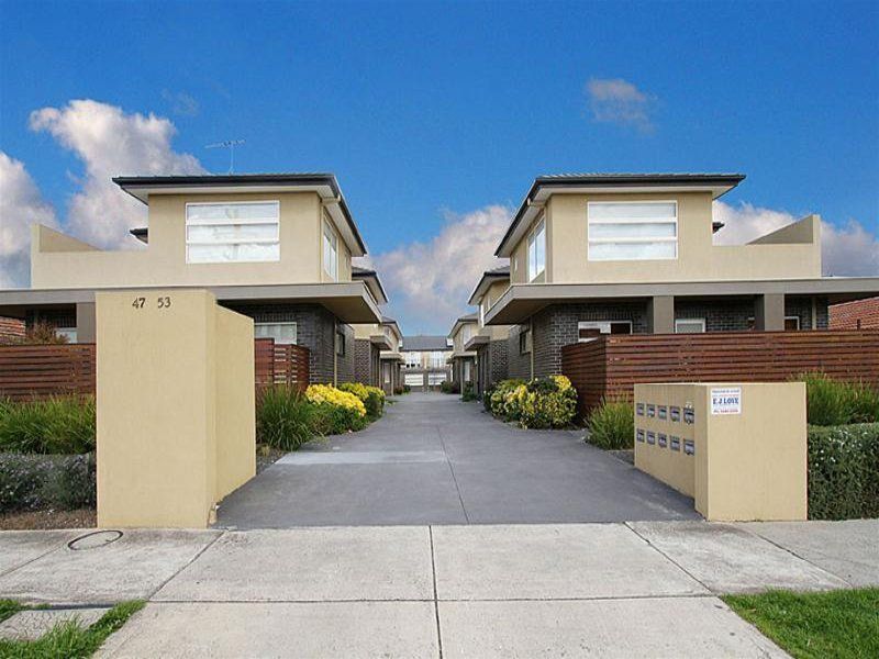 Immaculate Townhouse In Great Location! *APPLICATION PENDING*