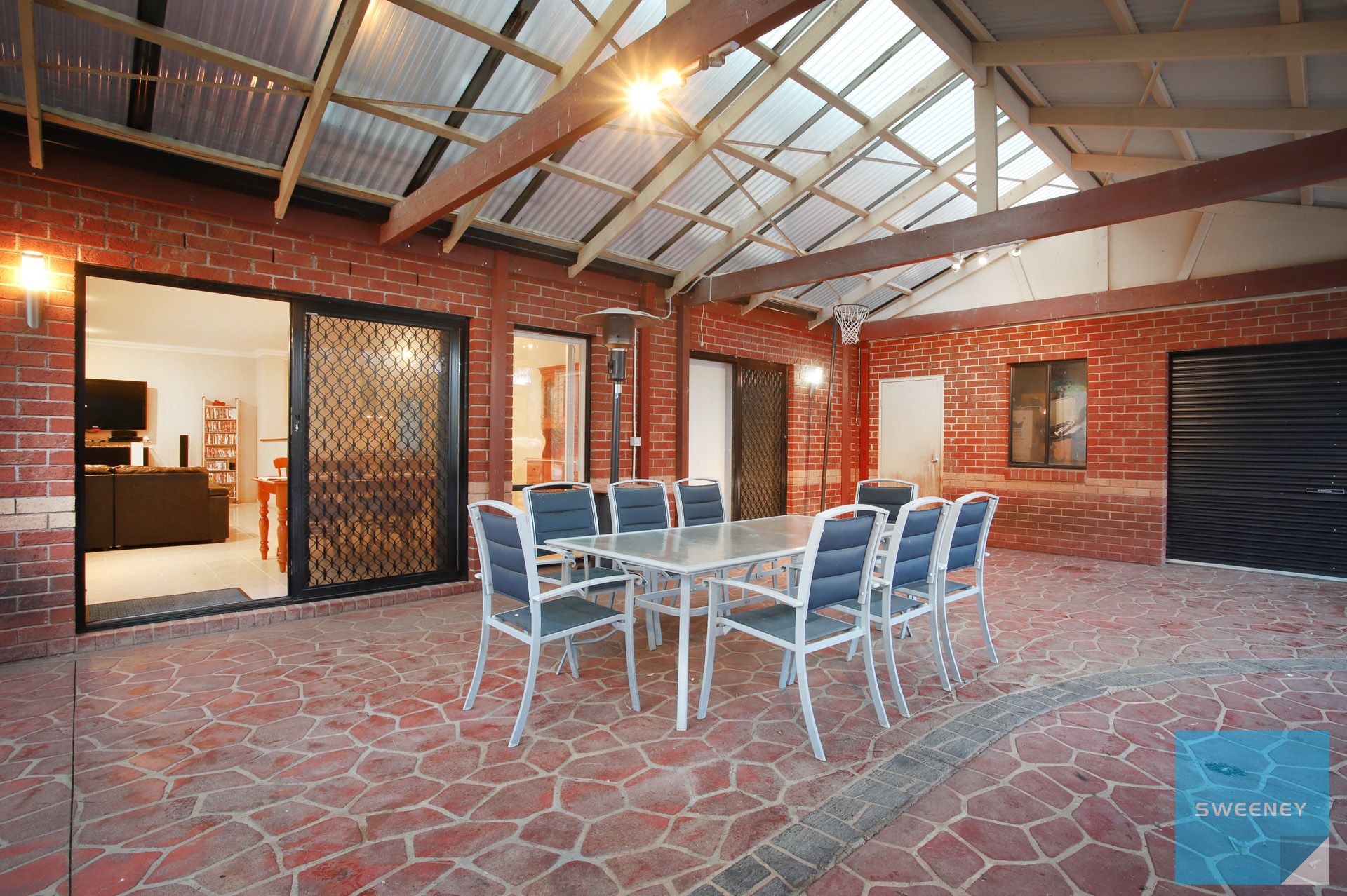 5 Lind Place, CAROLINE SPRINGS Sweeney Estate Agents