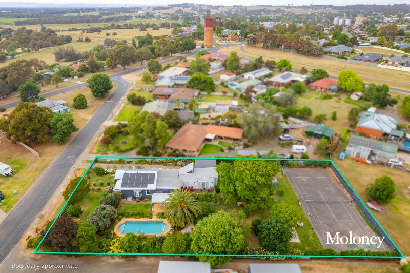 Sprawling allotment with pool, tennis court and lush grounds