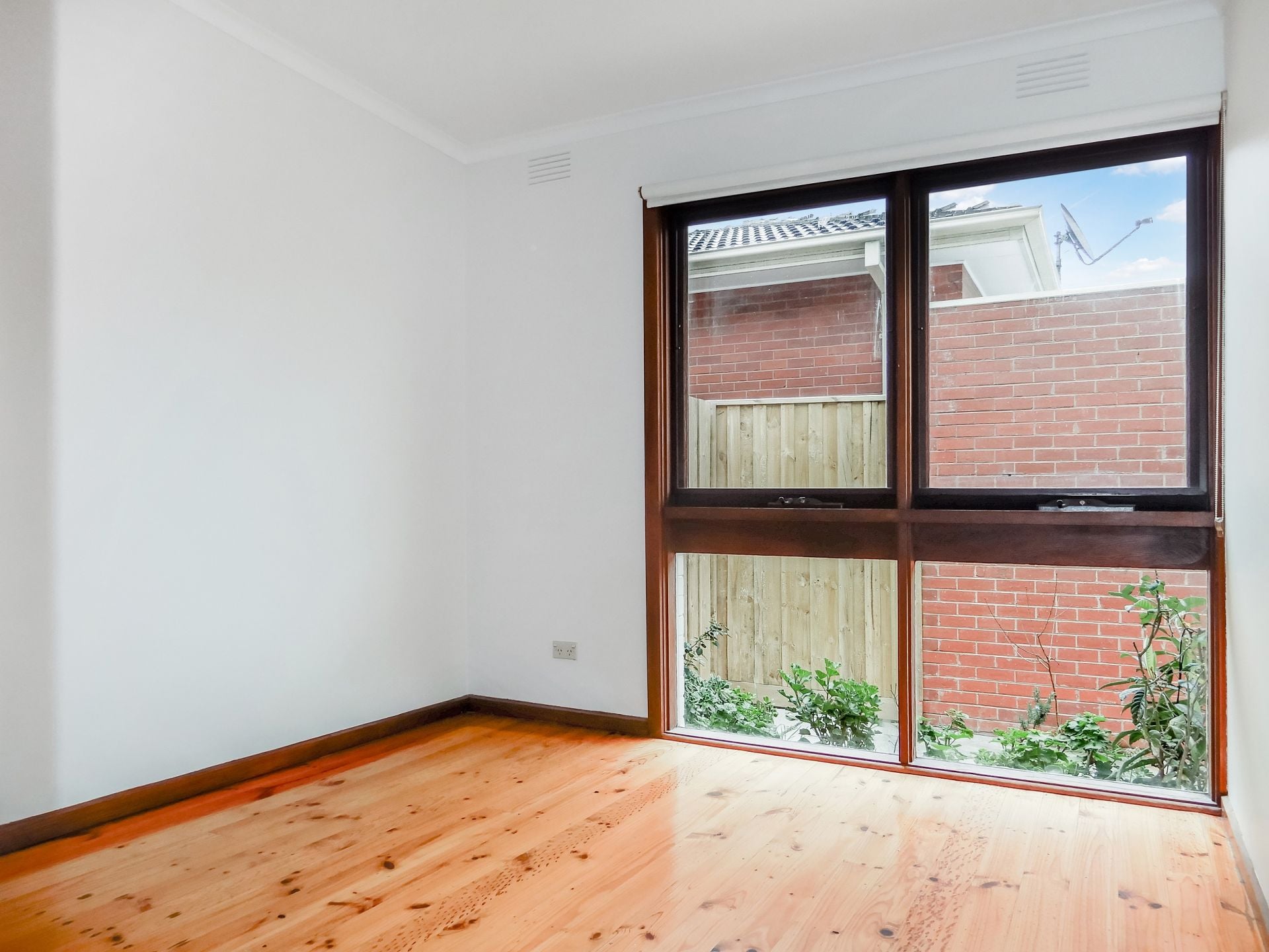 Light, Bright And Spacious Two Bedroom Cosy Unit!