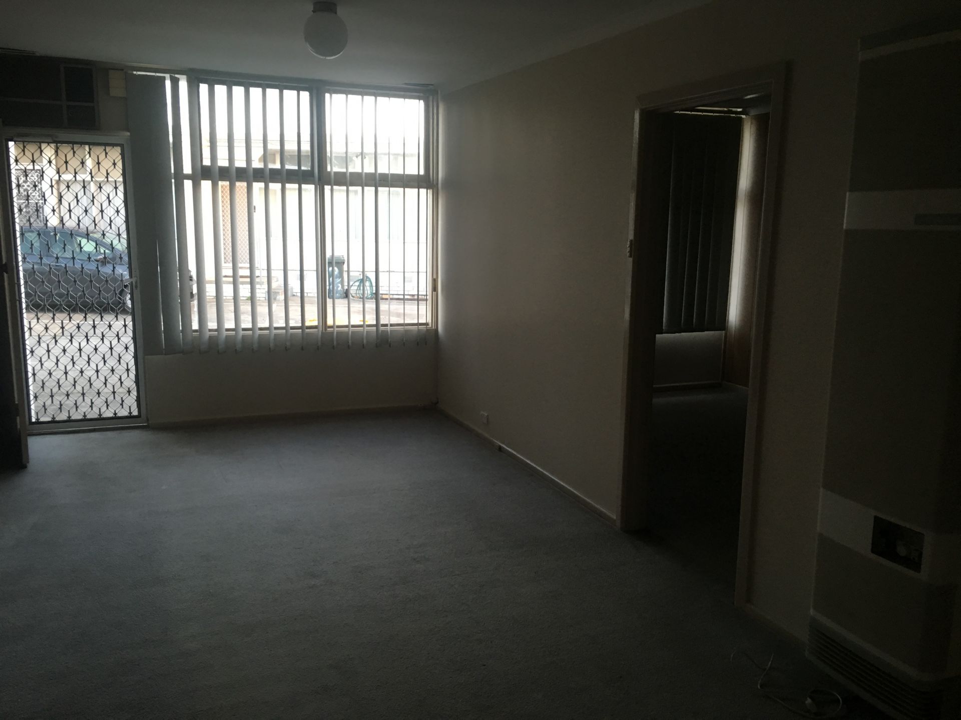 TIDY UNIT FOR LEASE!