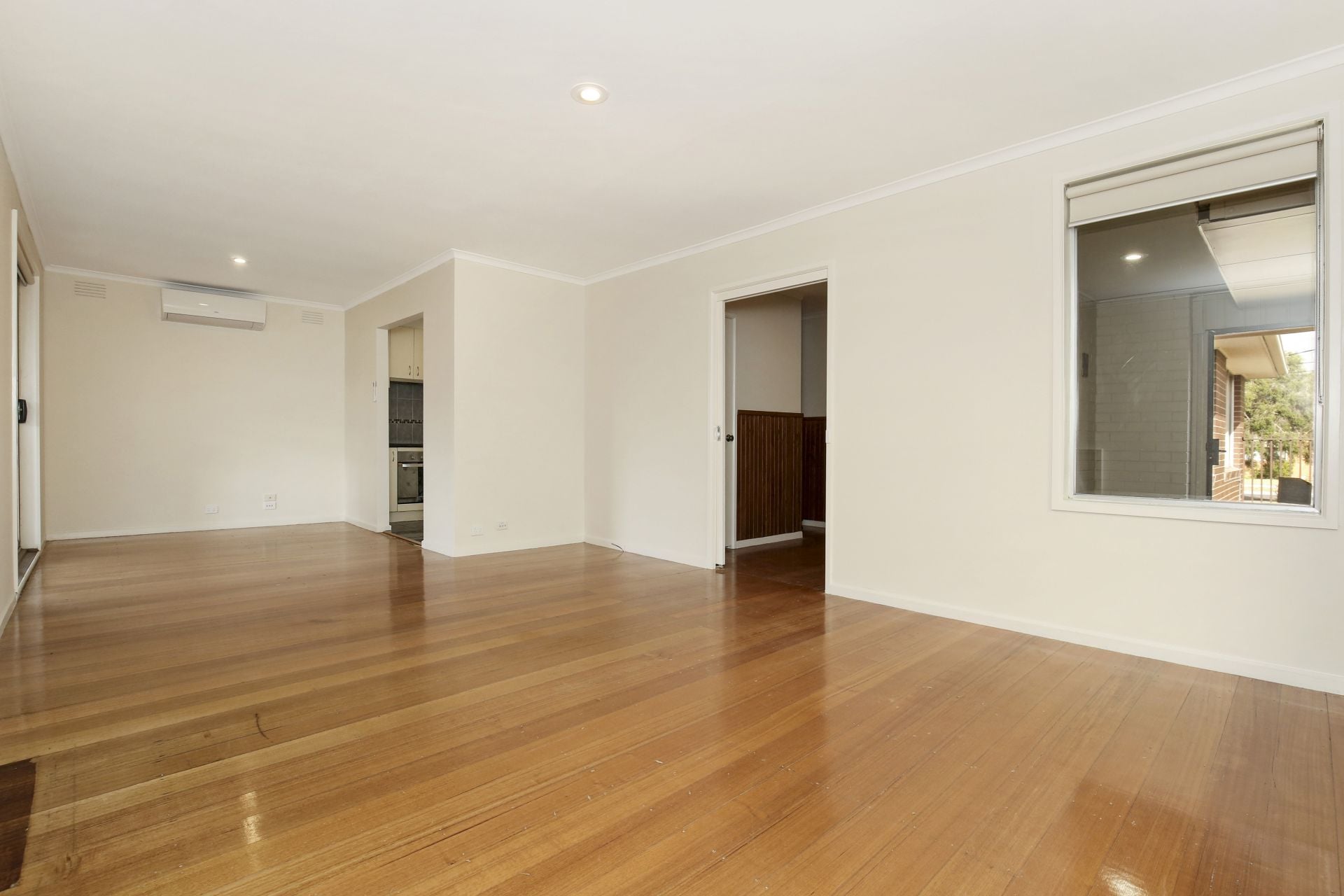 CENTRAL LOCATION IN IMPECCABLE CONDITION!
