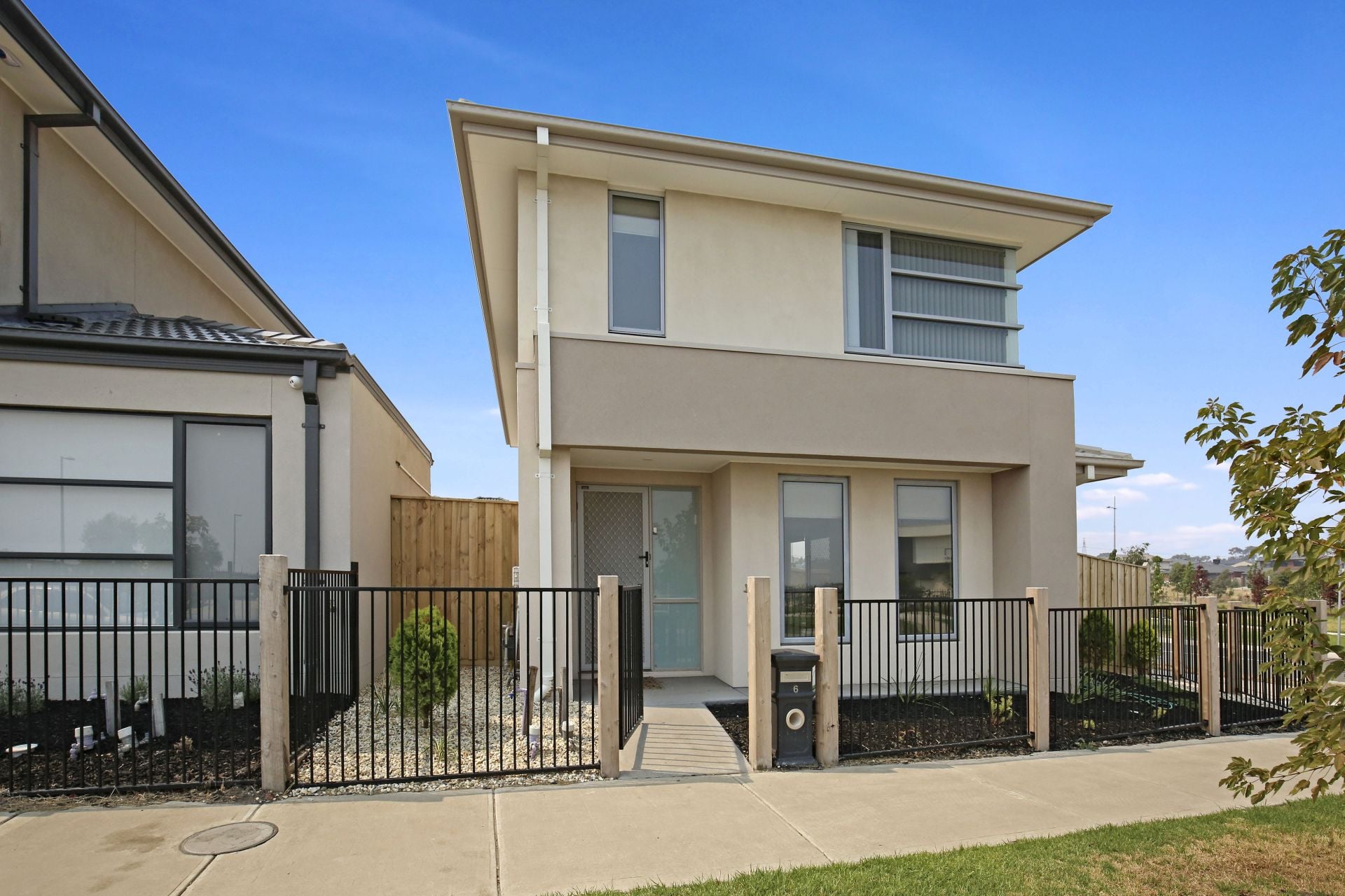 MODERN TOWNHOUSE WELL LOCATED