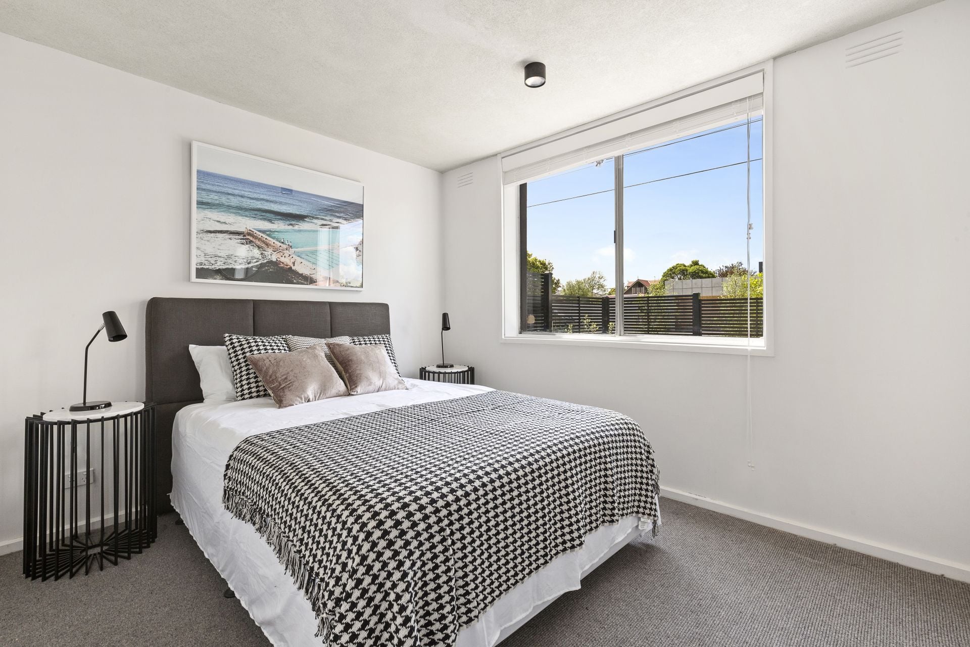 Modern & Bright Ground Floor Apartment with Courtyard!!